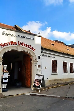 Kopcsik Marcipánia és Harangöntő-ház