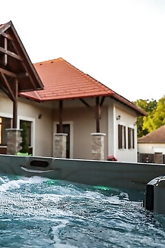 Szarvas Apartman Jakuzzis Vendégház Mány